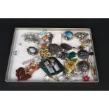 A mixed lot of costume jewellery including hardstone set necklace, brooches,