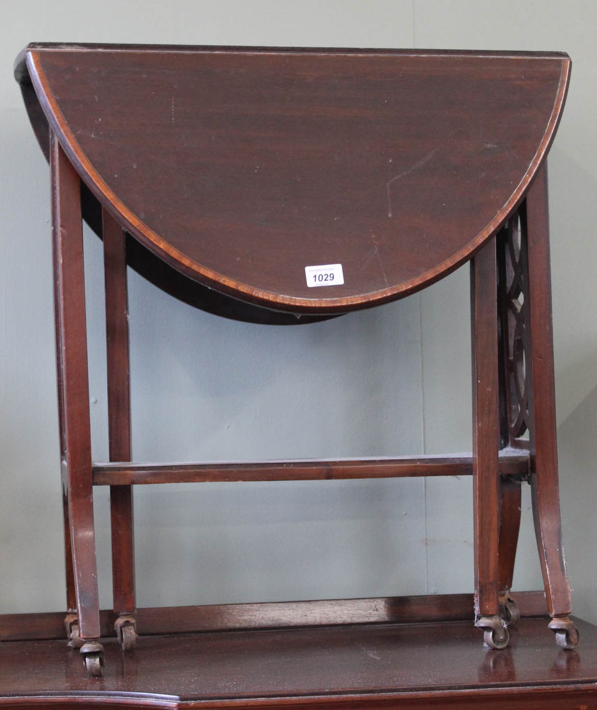 An Edwardian mahogany gate leg table