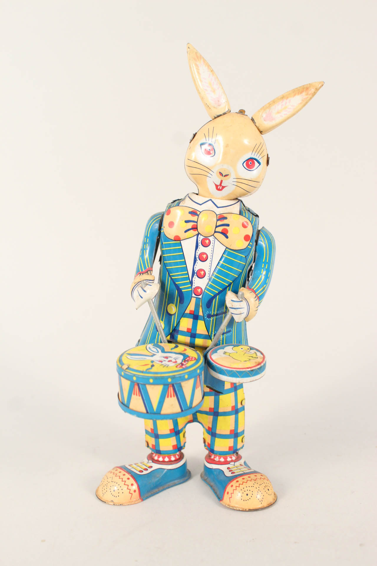 A tin plate drumming rabbit