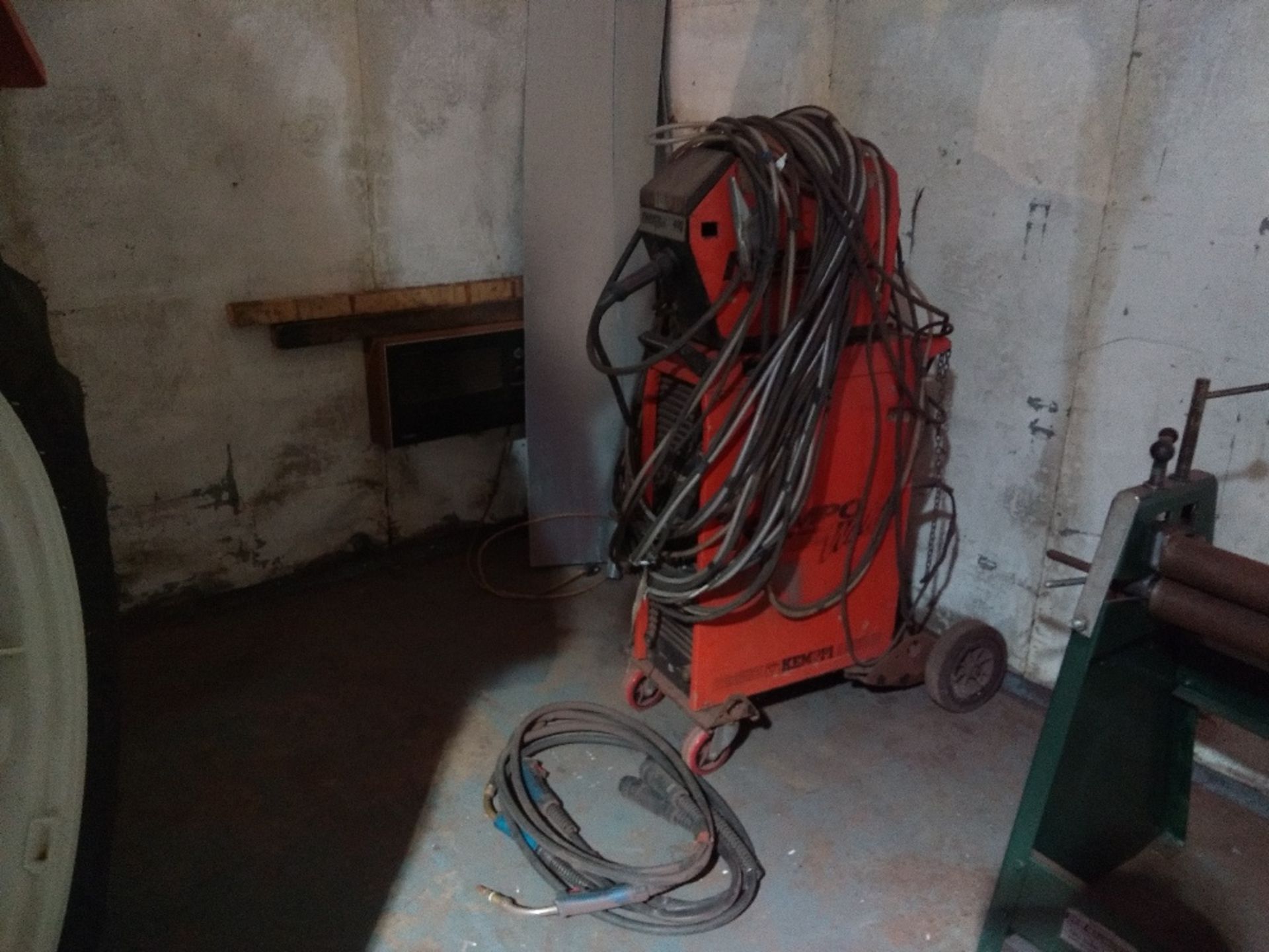 400Amp Kemppi Kempoweld K400 Welder and extension leads, 3 phase.