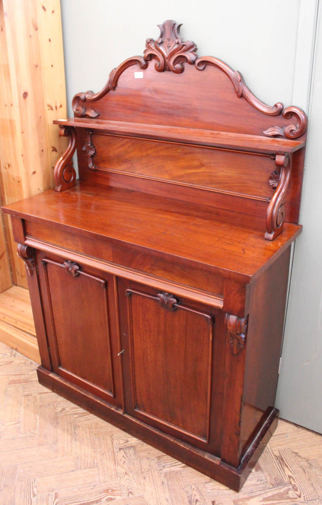 A Victorian mahogany chiffonier with single drawer and shelved upstand