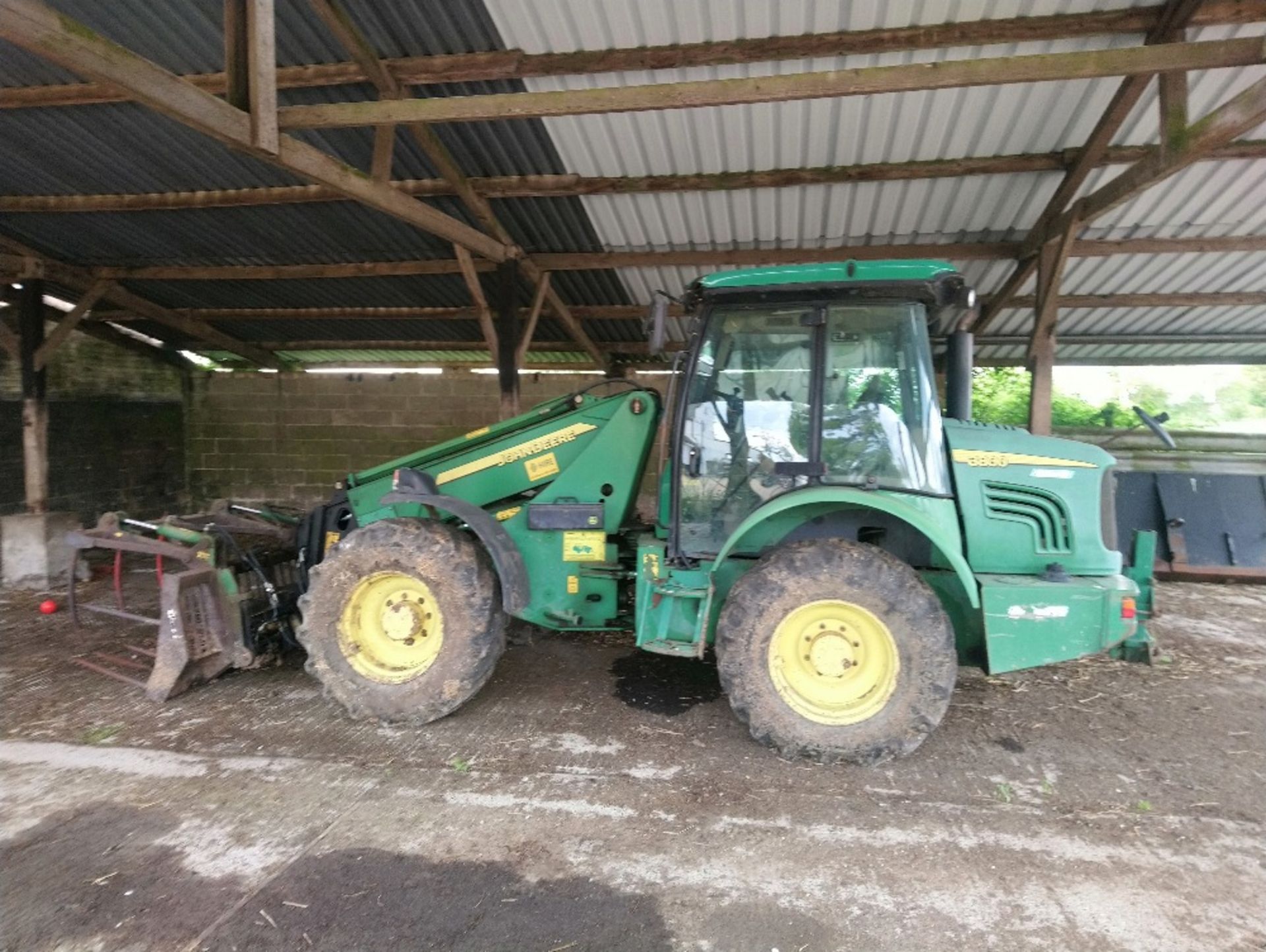 2005 John Deere 3800 articulated Telescopic Loader c/w Pallet Tines and rear pick up hitch Reg: