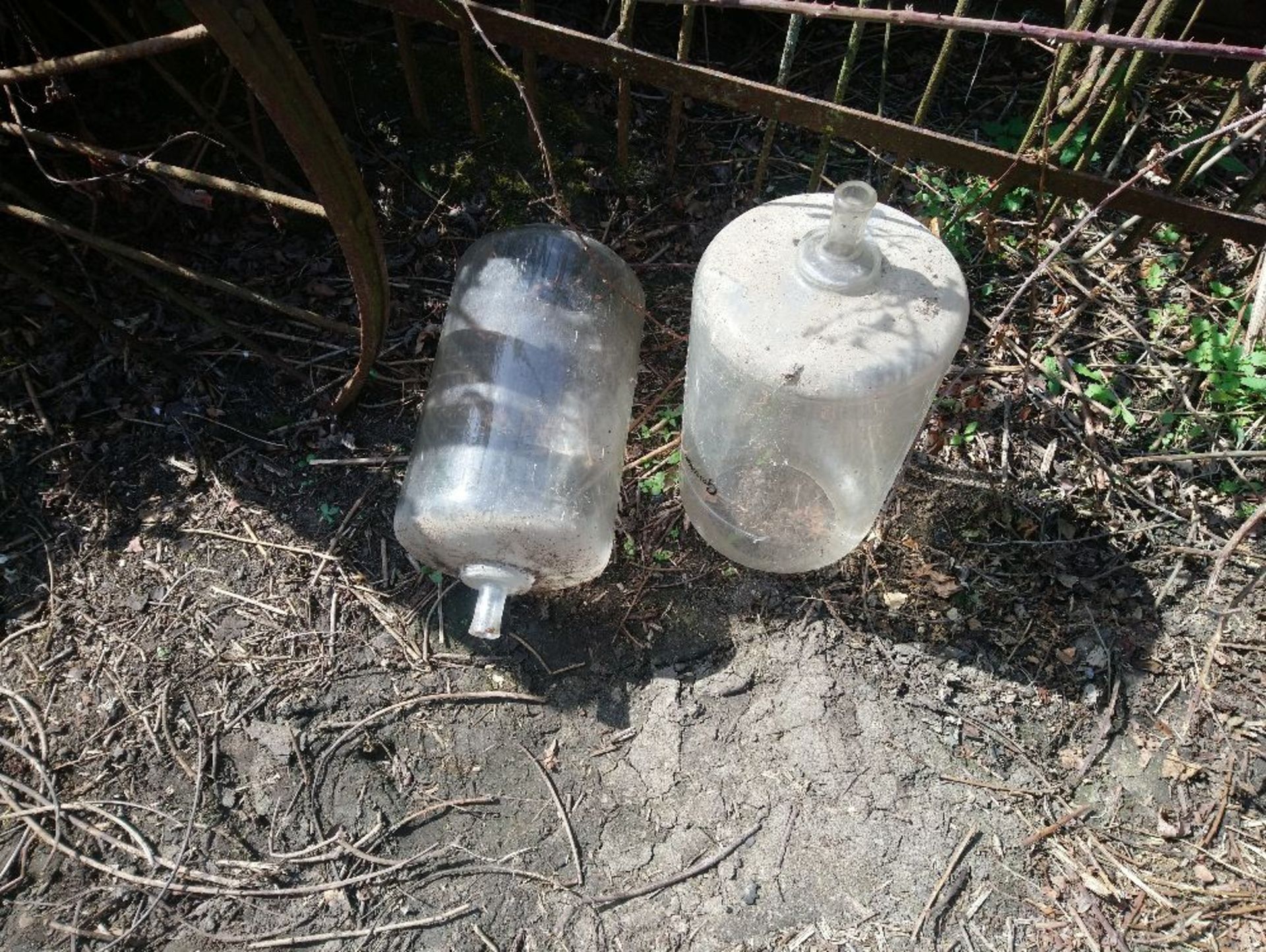 2 no gasgoine glass jars