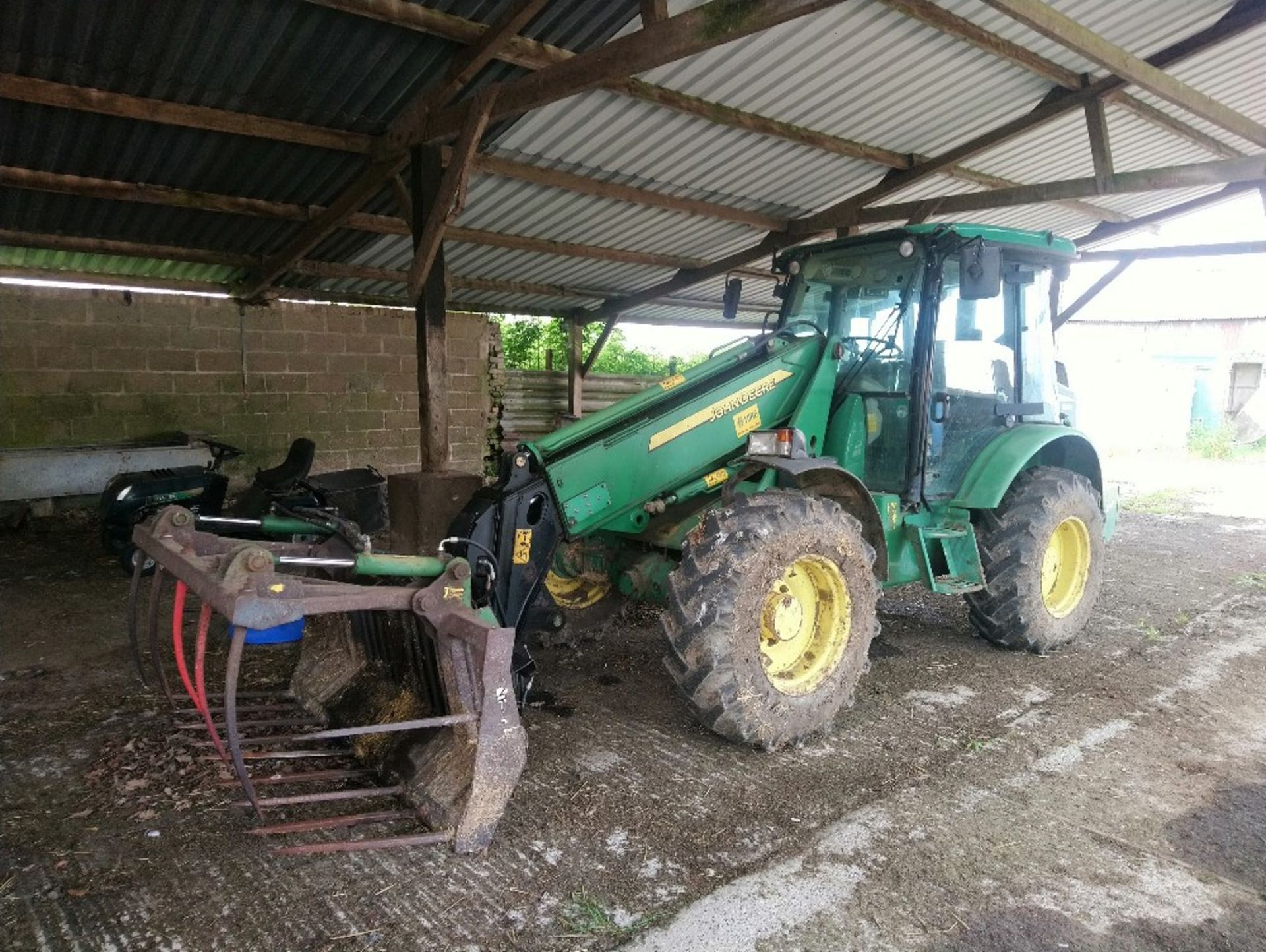 2005 John Deere 3800 articulated Telescopic Loader c/w Pallet Tines and rear pick up hitch Reg: - Image 2 of 4
