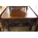An Edwardian mahogany extending dining table with two small leaves