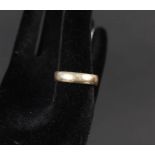 A 9ct gold wedding band,