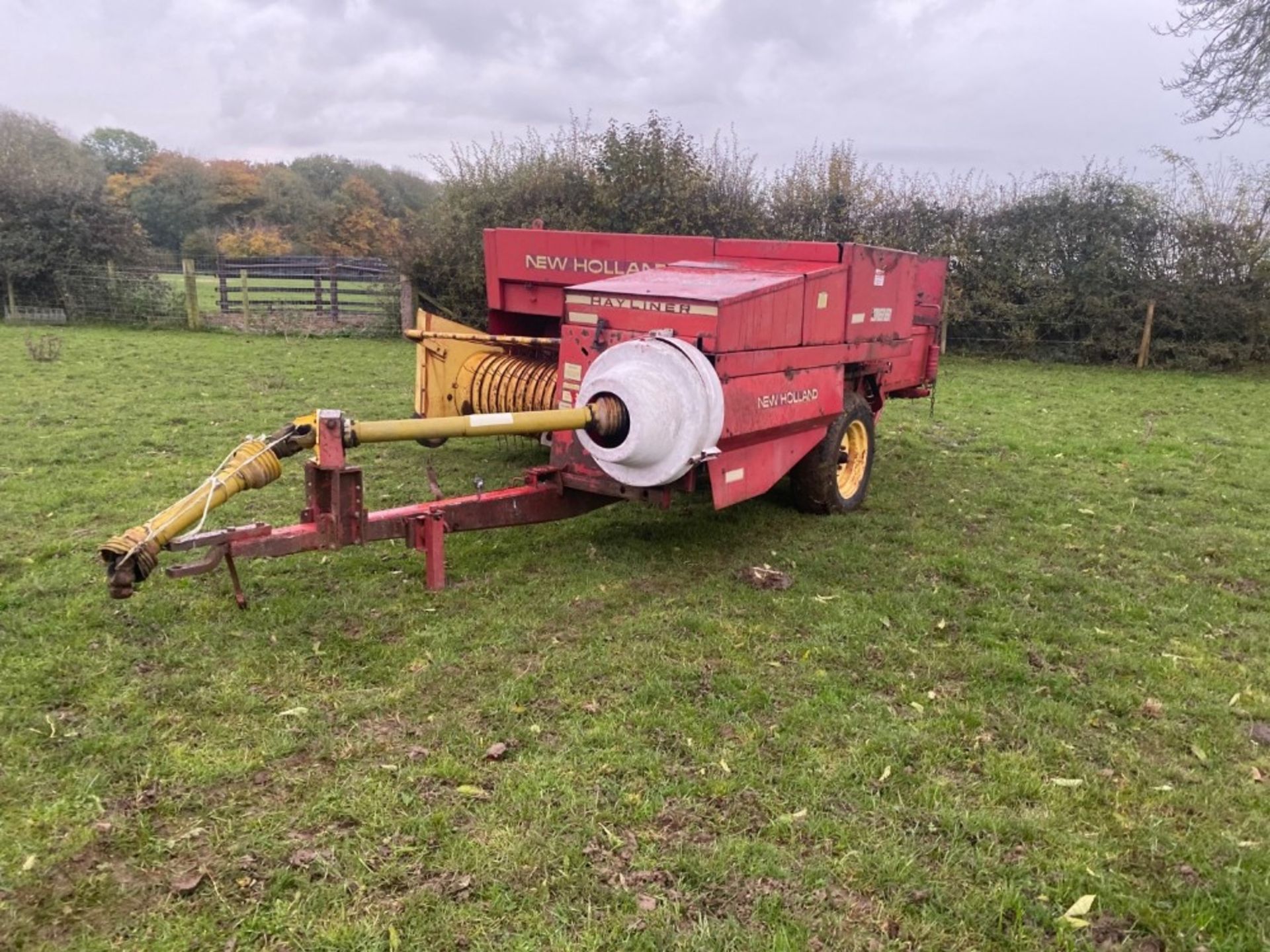 New Holland 386 baler. Stored near Goring Heath. No VAT on this item. - Bild 2 aus 3