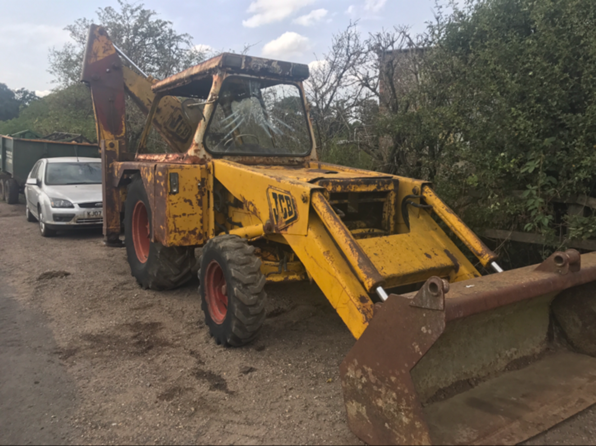 JCB, stuck clutch. Stored near Goring Heath, Reading. No VAT on this item.