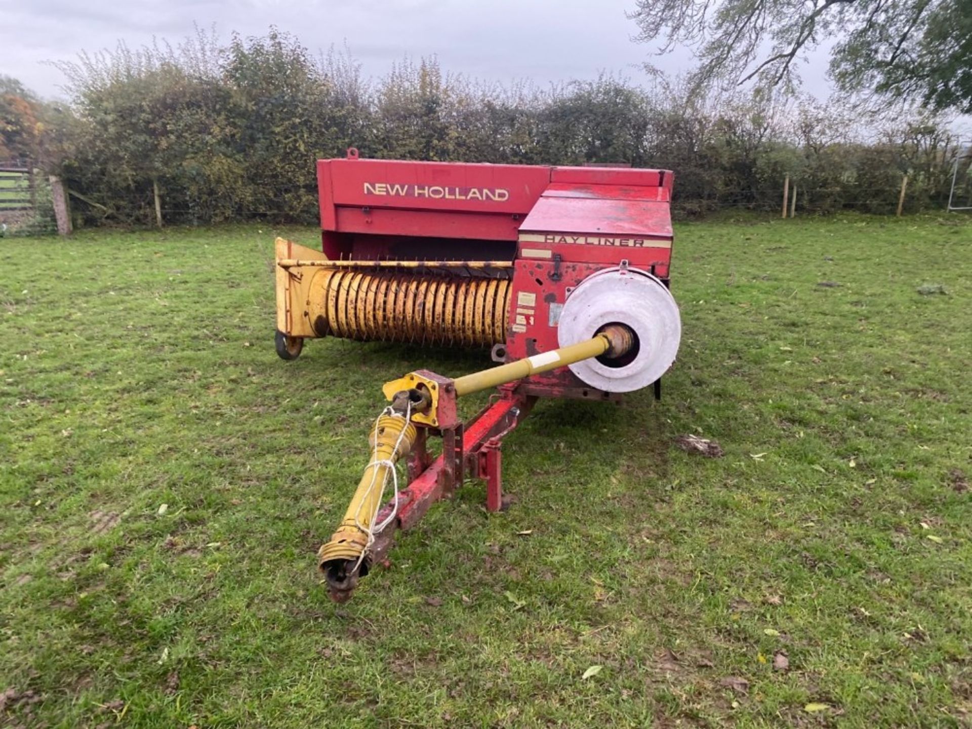 New Holland 386 baler. Stored near Goring Heath. No VAT on this item. - Image 3 of 3