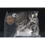 A mixed lot of silver jewellery including horseshoe shaped brooch,