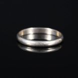 An 8ct gold wedding band stamped 333,