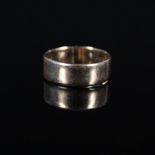 A 9ct gold wedding band,