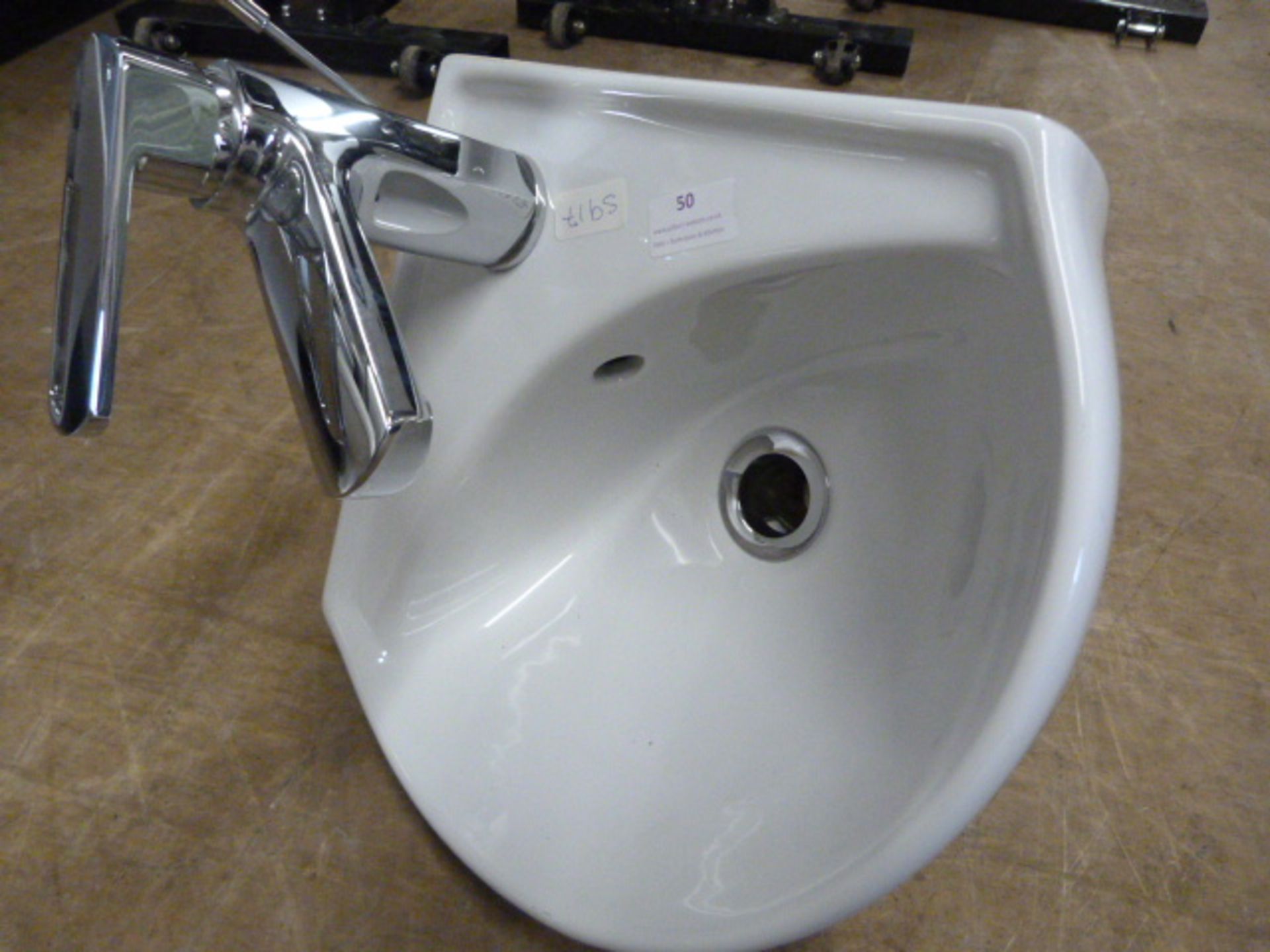 *White Ceramic Corner Wall Fixed Sink with Waste a