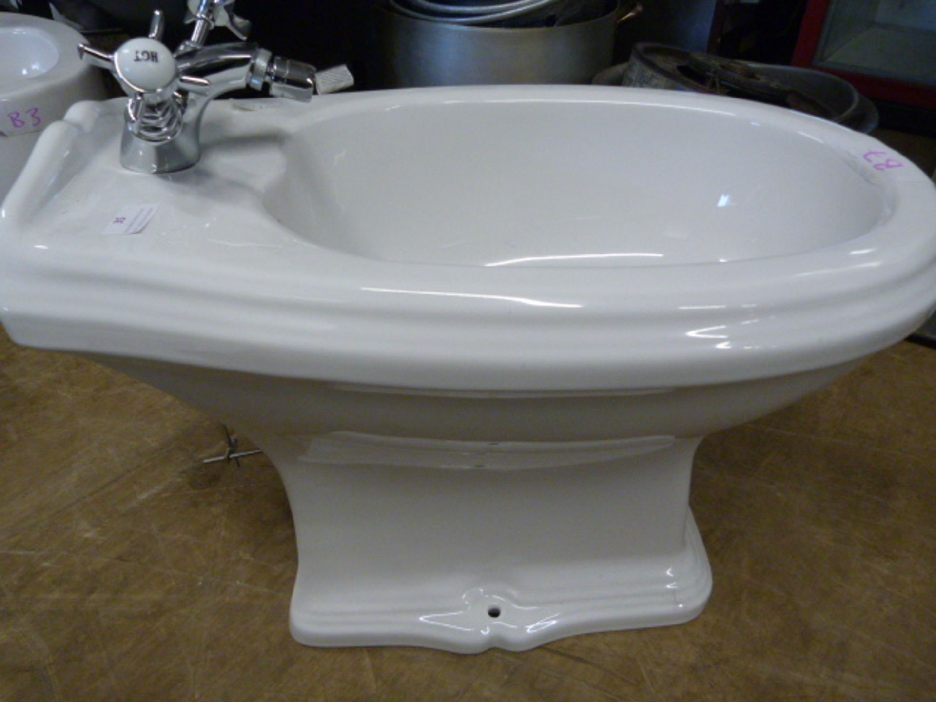 *Oval Floor Mounted White Ceramic Bidet with Victo