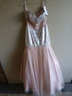 8001 - Over 1000 Lots of Prom Dresses, Prom Shoes and Lady’s Fashion Tops