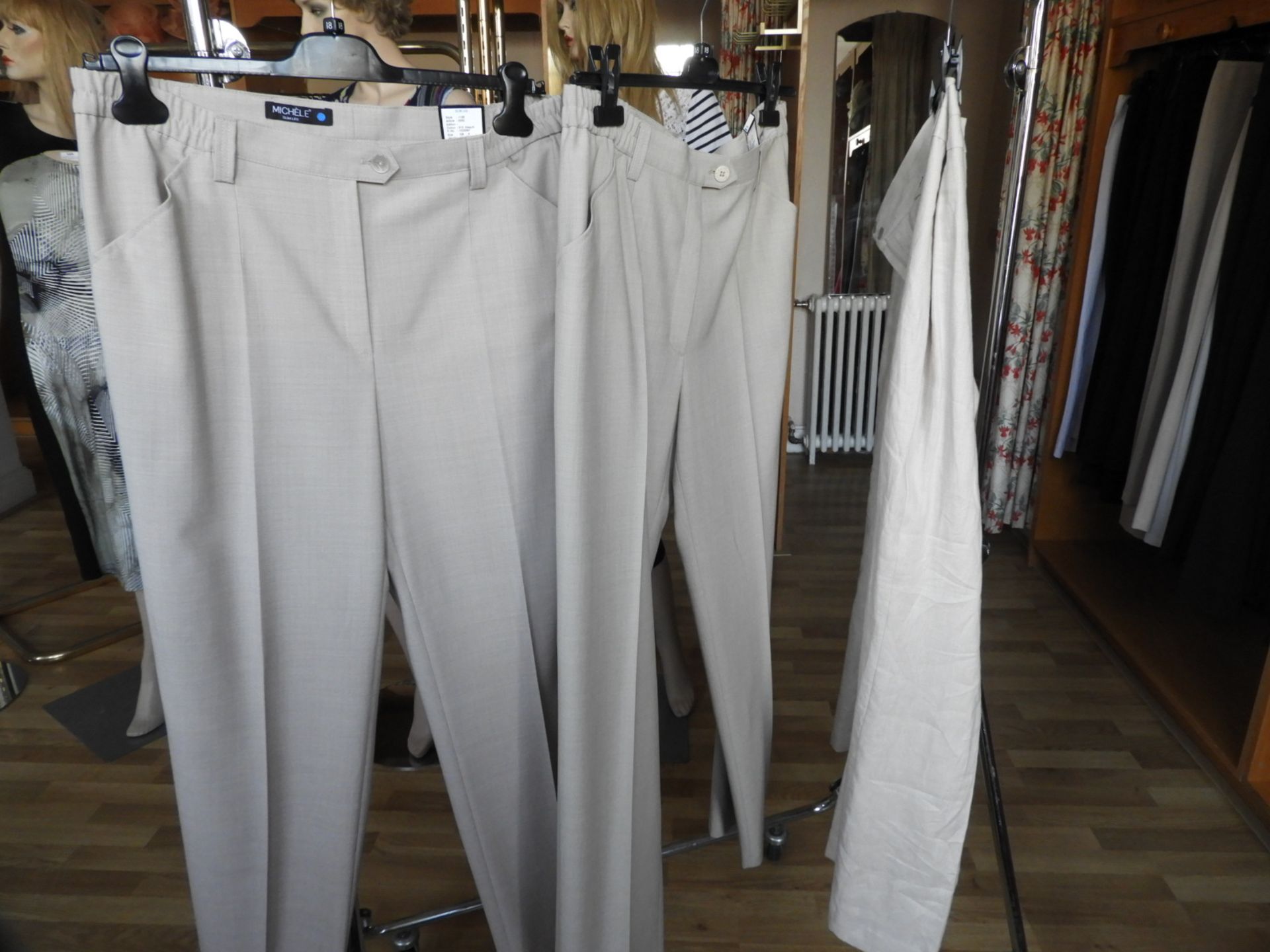 *Four Pairs of Ladies Trousers Size:18 (3x Beige,