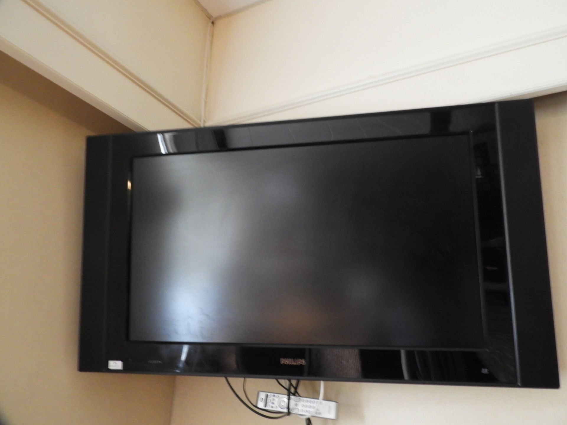 *Philips HD Ready Flat Screen TV with Wall Mount