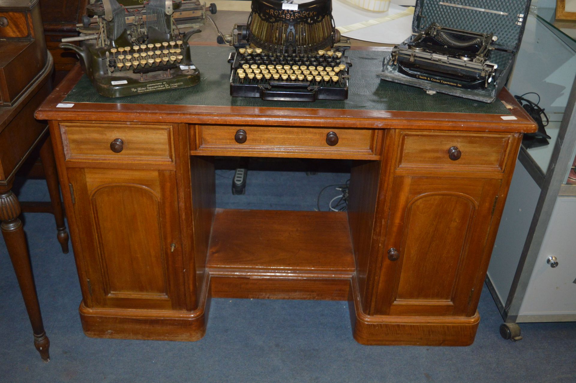 Victorian Mahogany Kneehole Desk with Green Leather Top