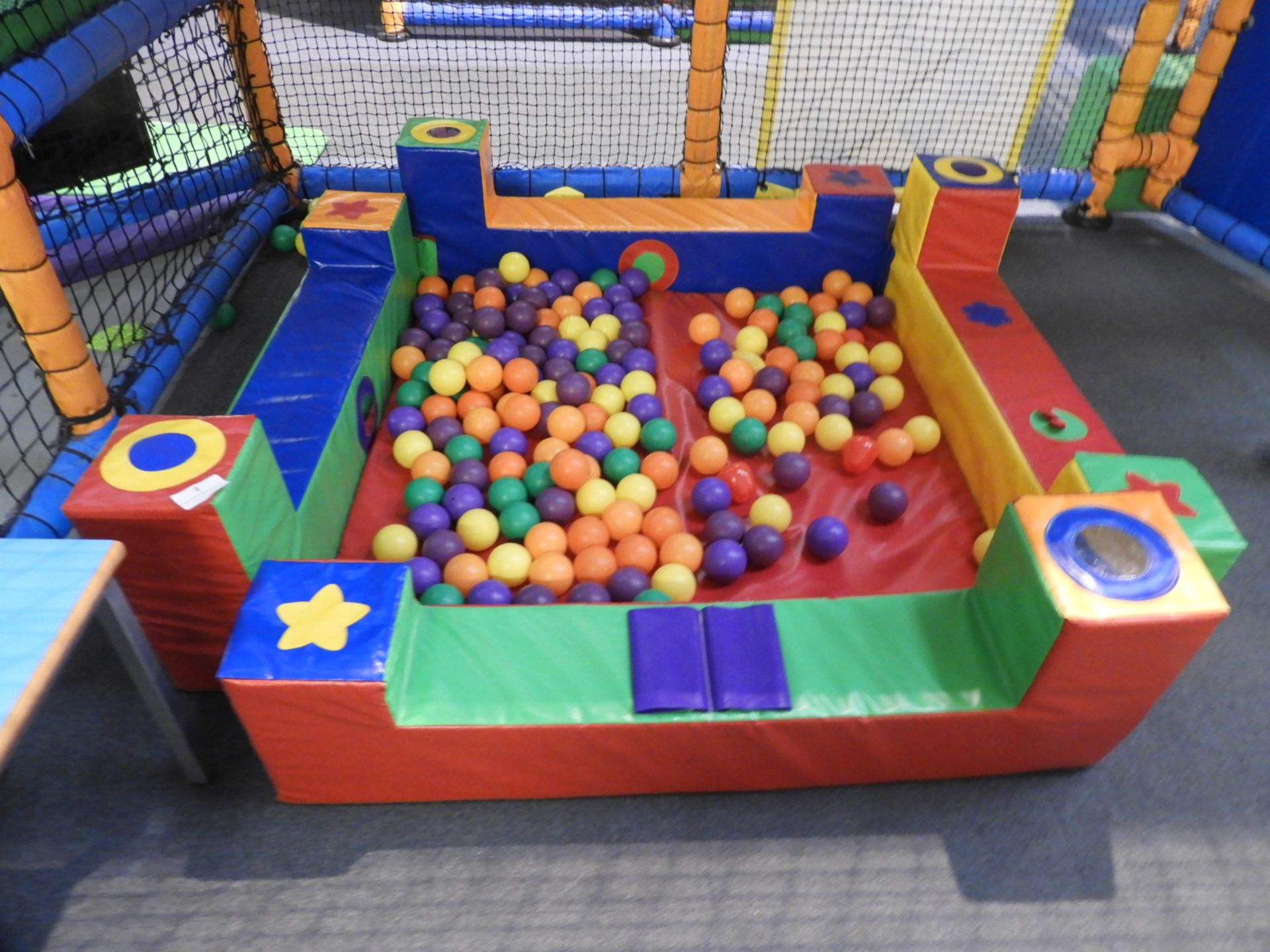 *Children's Ball Pool