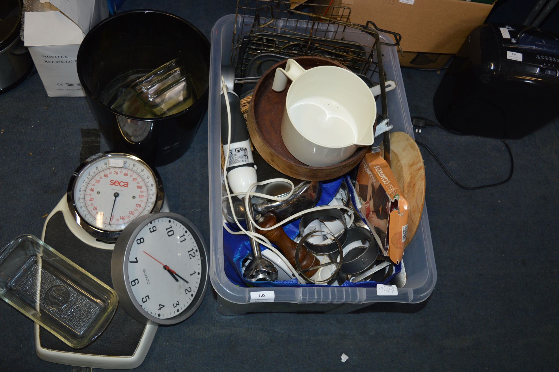 Box of Household Electrical Goods, Kitchenware, et