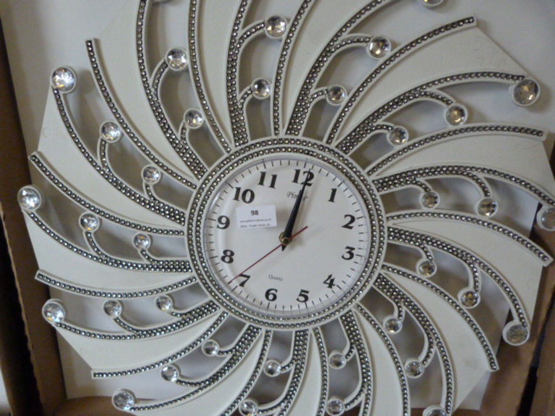 *Decorative Battery Powered Wall Clock