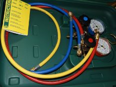*Two Way Refrigeration Manifold with Charging Hose