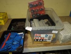 Box Containing Assorted Plastic Wall Plugs, Circli