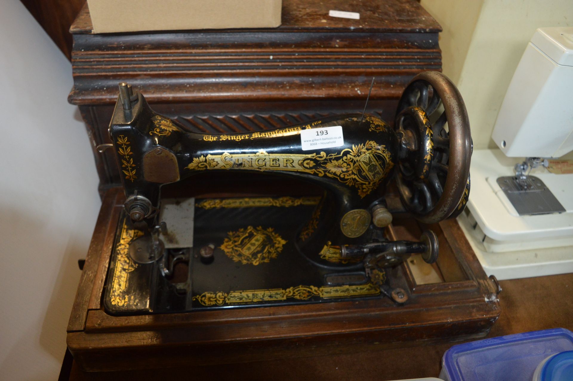 Vintage Singer Sewing Machine in Wooden Case plus