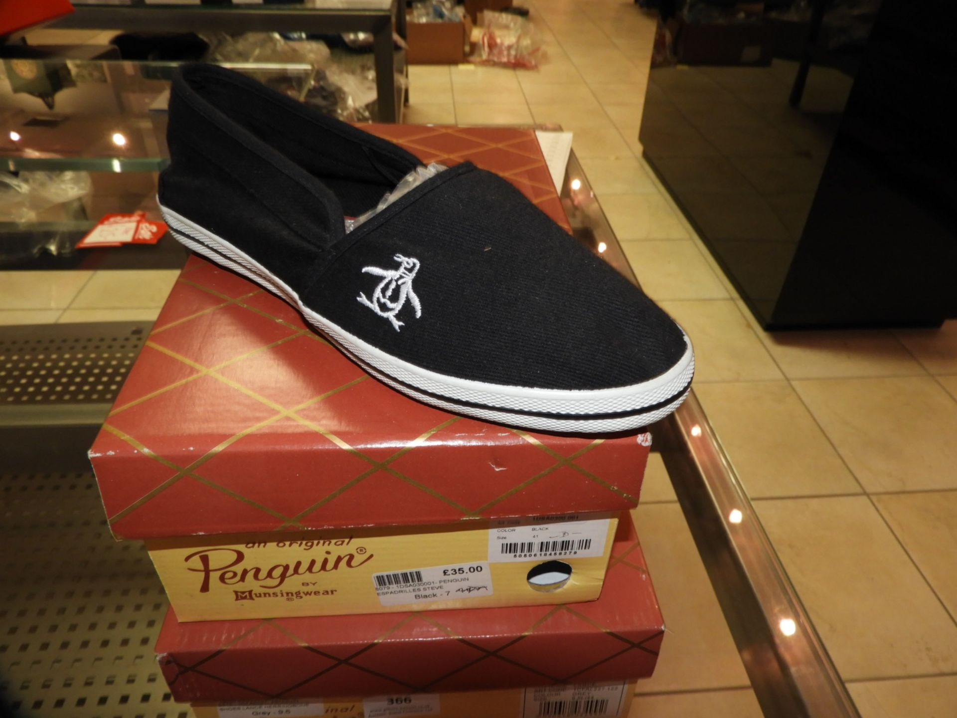 *Pair of Penguin Gents Shoes (Black) Size: 7