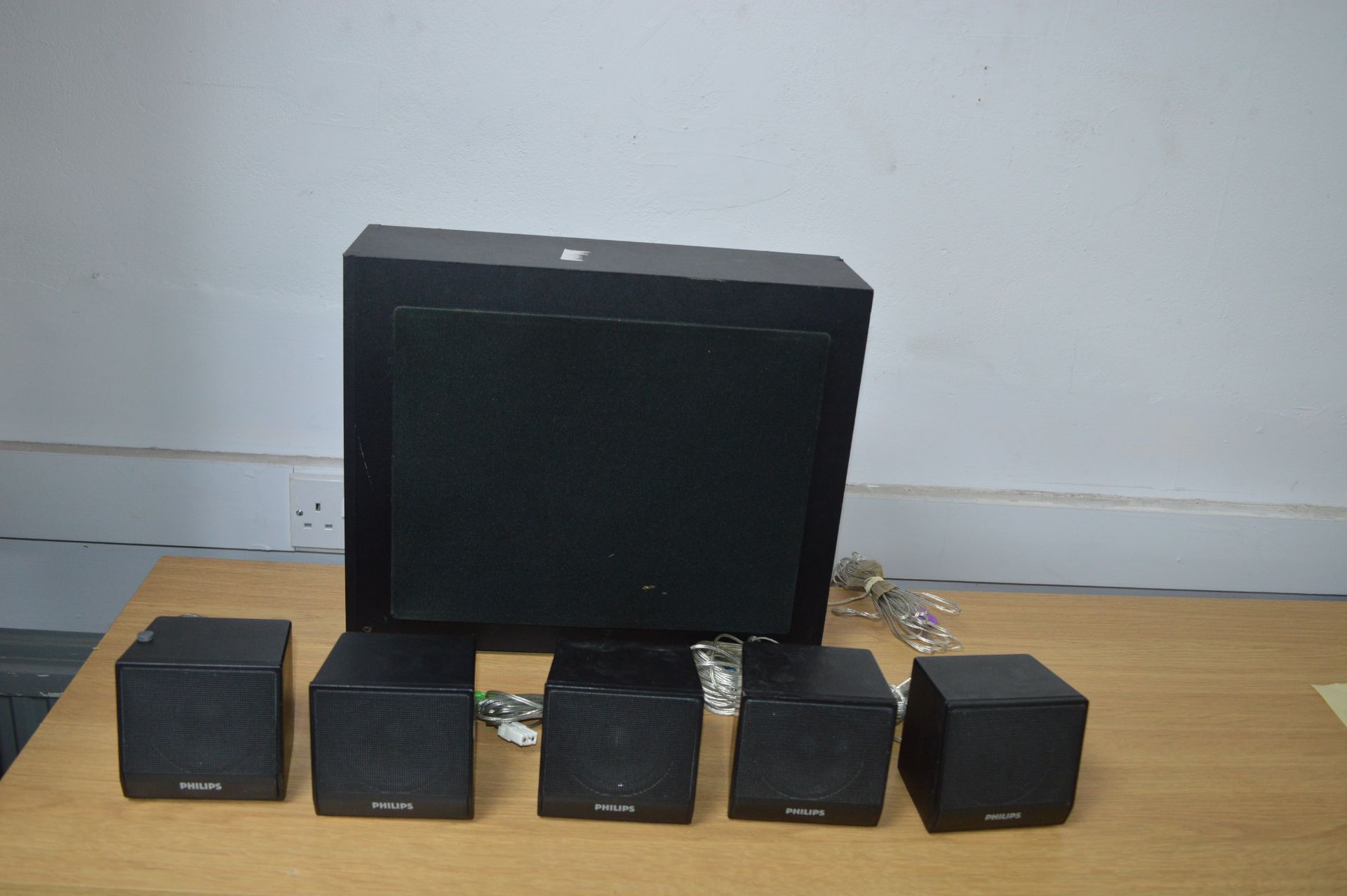 Philips Surround Sound System; 1x Subwoofer, 5x Mini Speakers