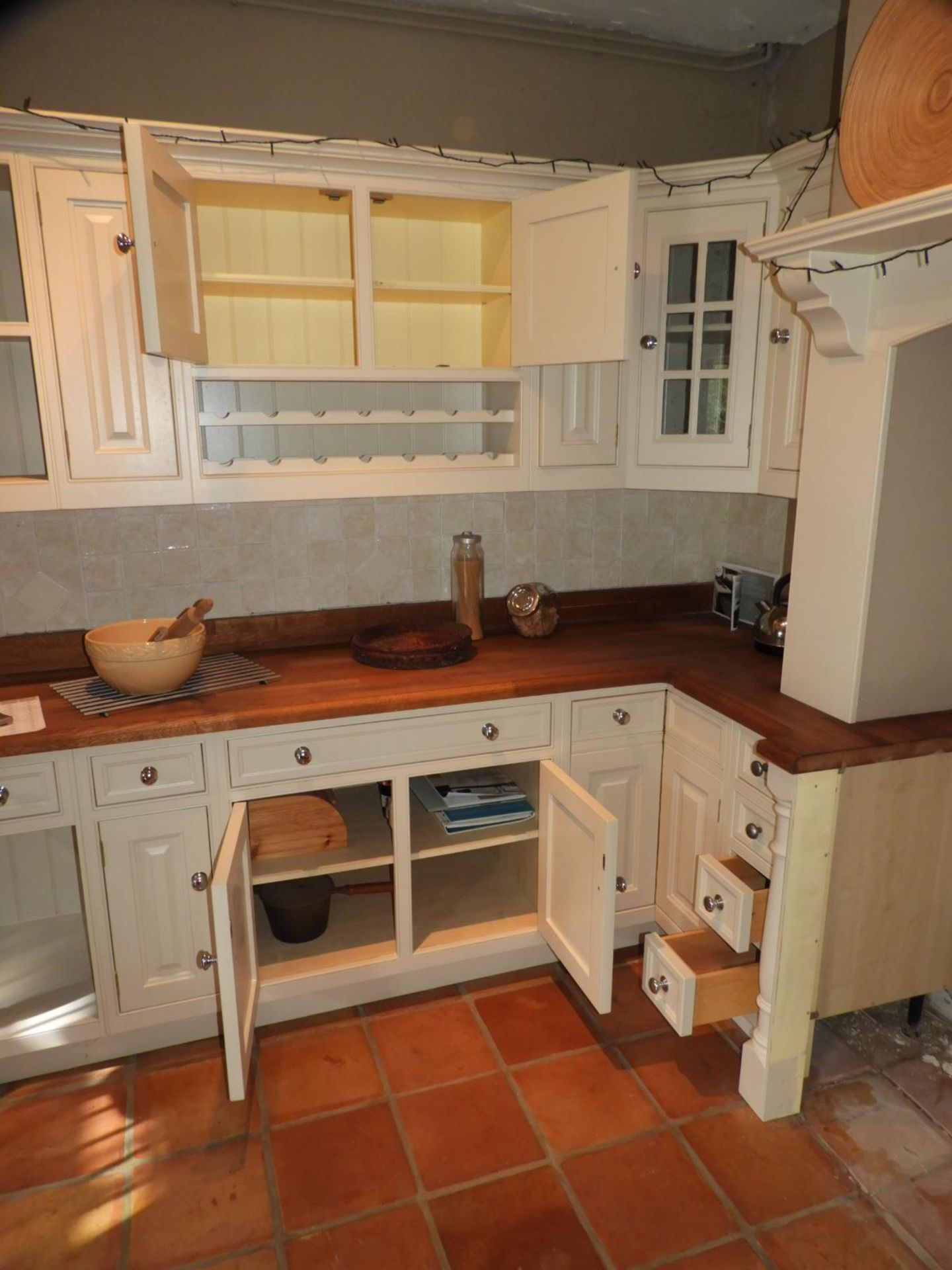 *Handcrafted L-Shape Kitchen... - Image 4 of 4