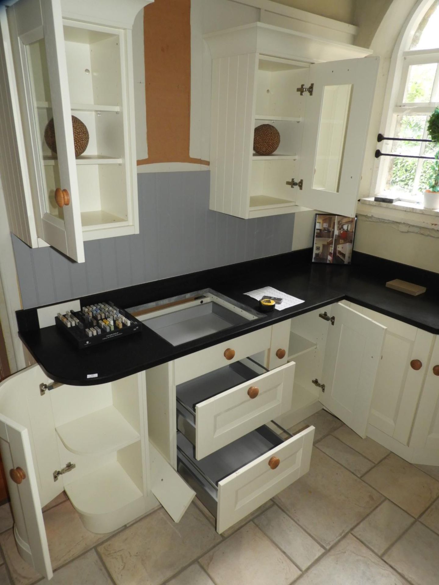 *L-Shaped Cream Corner Kitchen with Solid Wood Handles and Black Granite Work Surface - Image 3 of 3