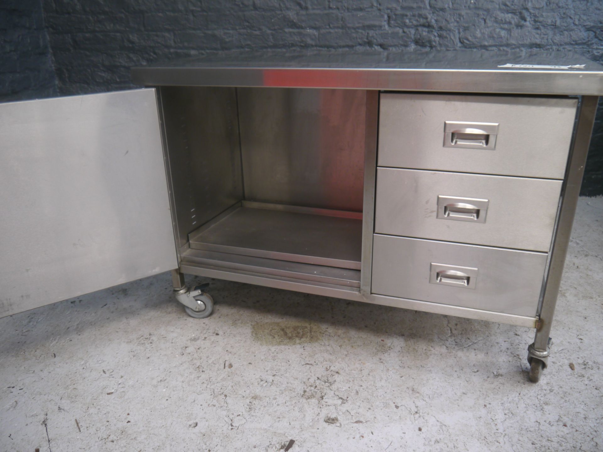 * Mobile Cupboard Mobile prep table / cupboard with drawers on castors in good condition. 1200 x 600 - Image 2 of 5