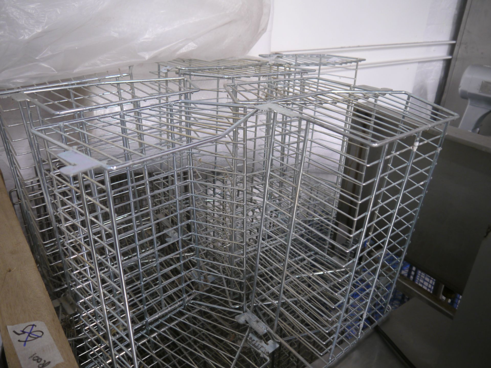 * 25 wire baskets to fit universal slotted uprights chrome. 440 x 320 x 220