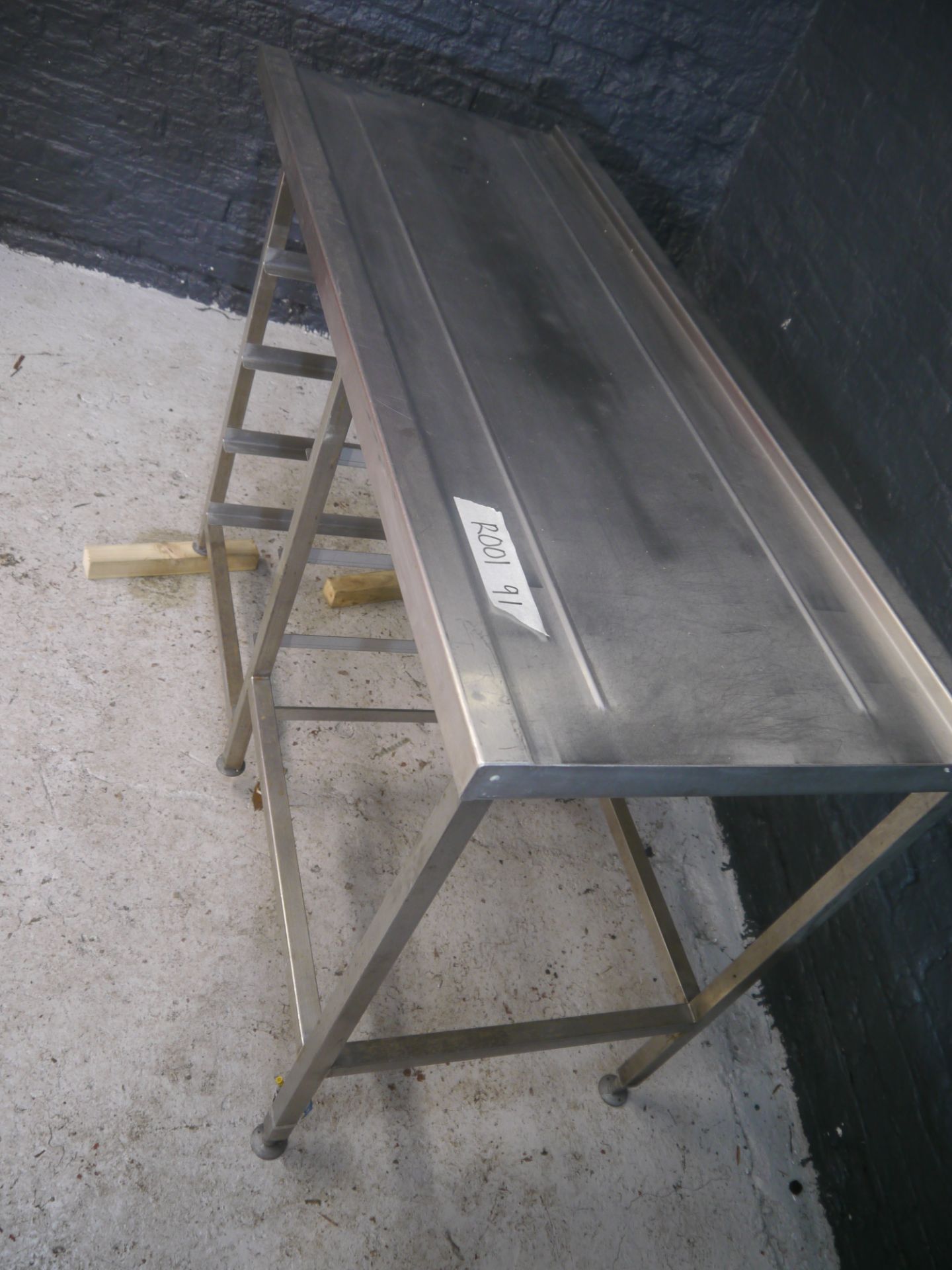 *Feed Table Feed Table with tray racks in good condition 1500 x 620 x 900 - Image 2 of 4