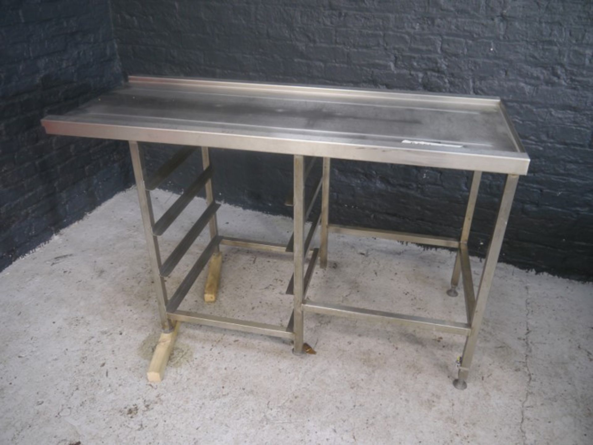 *Feed Table Feed Table with tray racks in good condition 1500 x 620 x 900 - Image 3 of 4