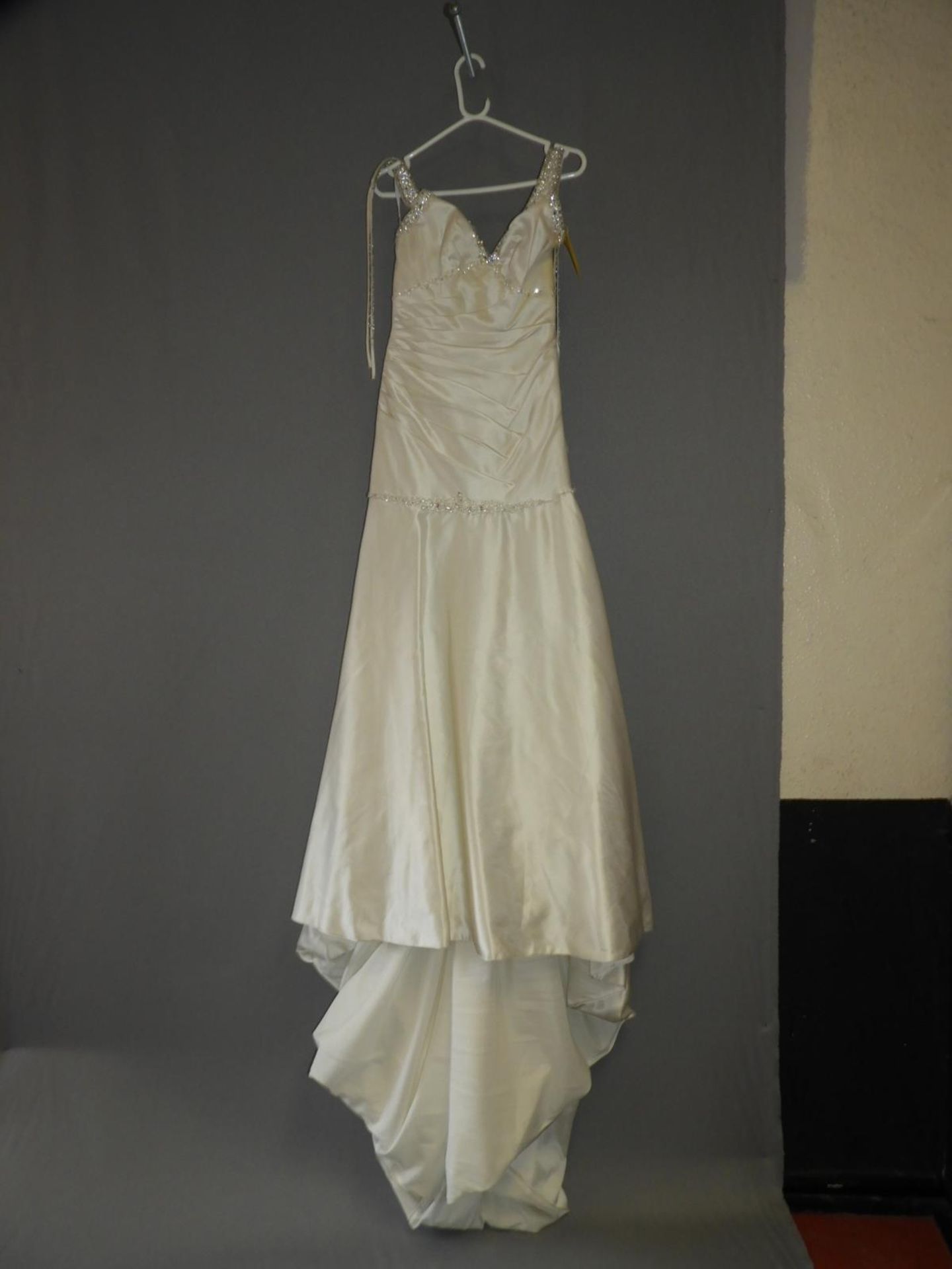 *Alfred Sung White Wedding Dress Size: 8