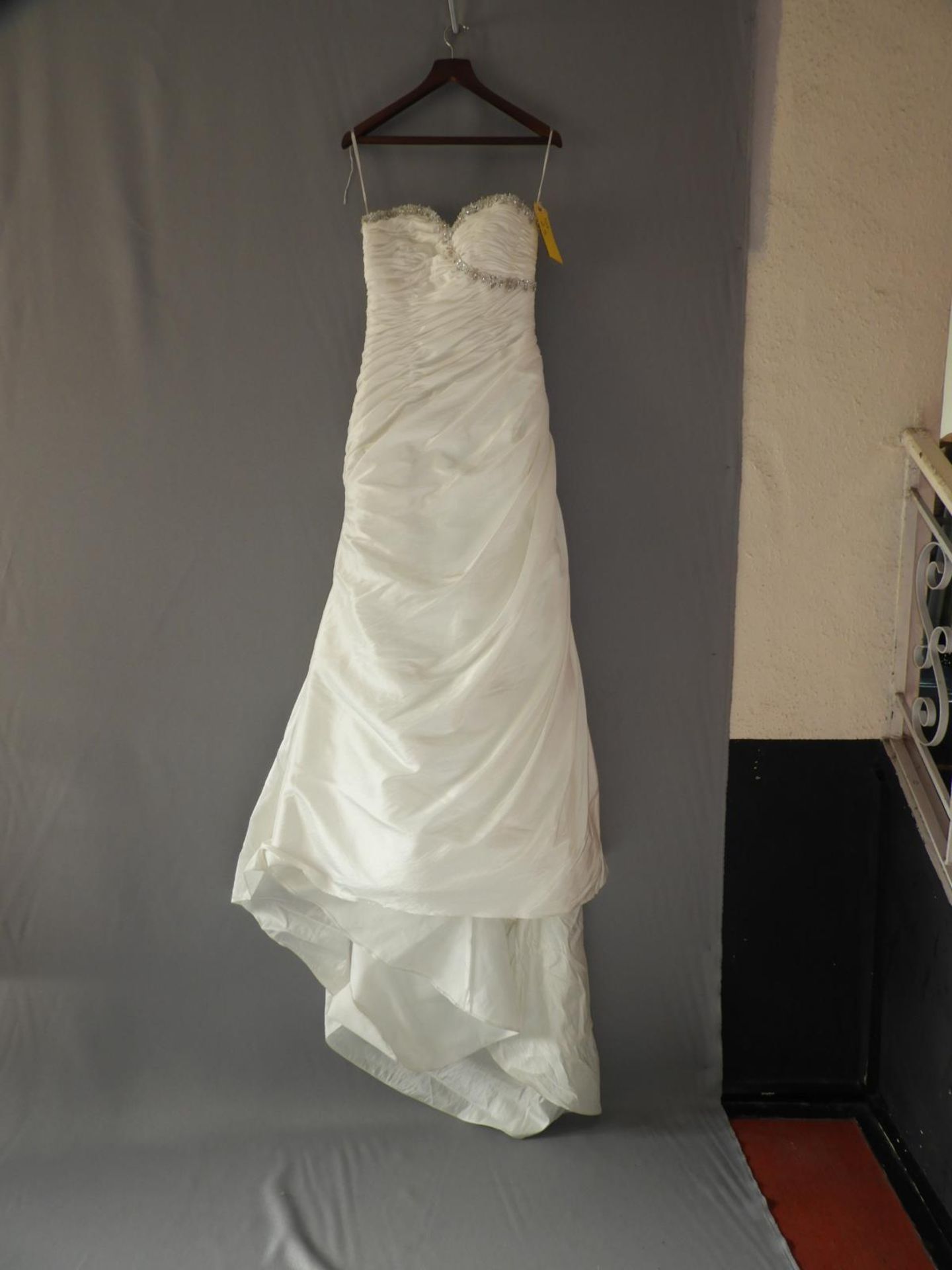 *Alfred Sung White Wedding Dress Size: 6