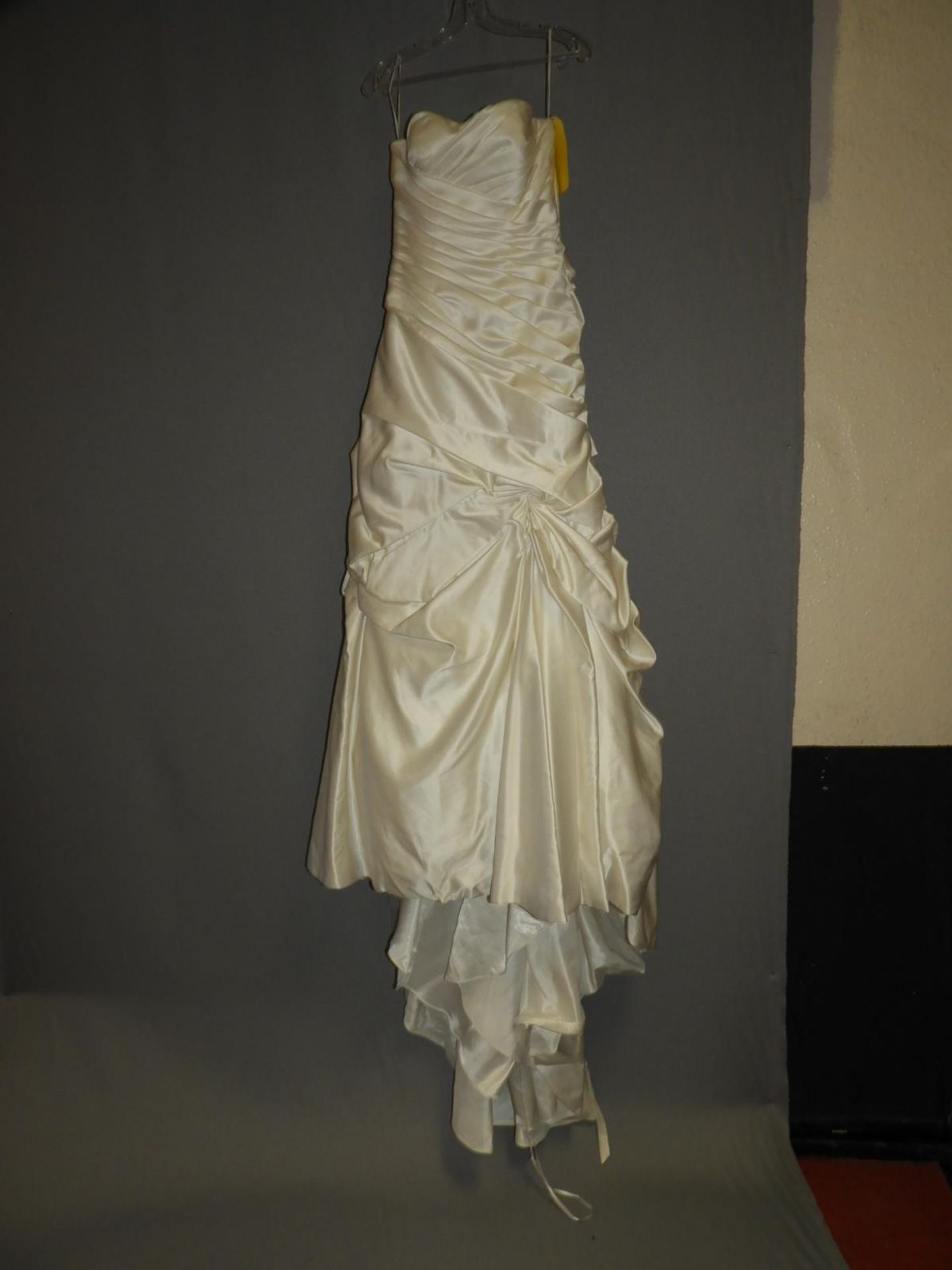 *Alfred Sung White Wedding Dress Size: 10