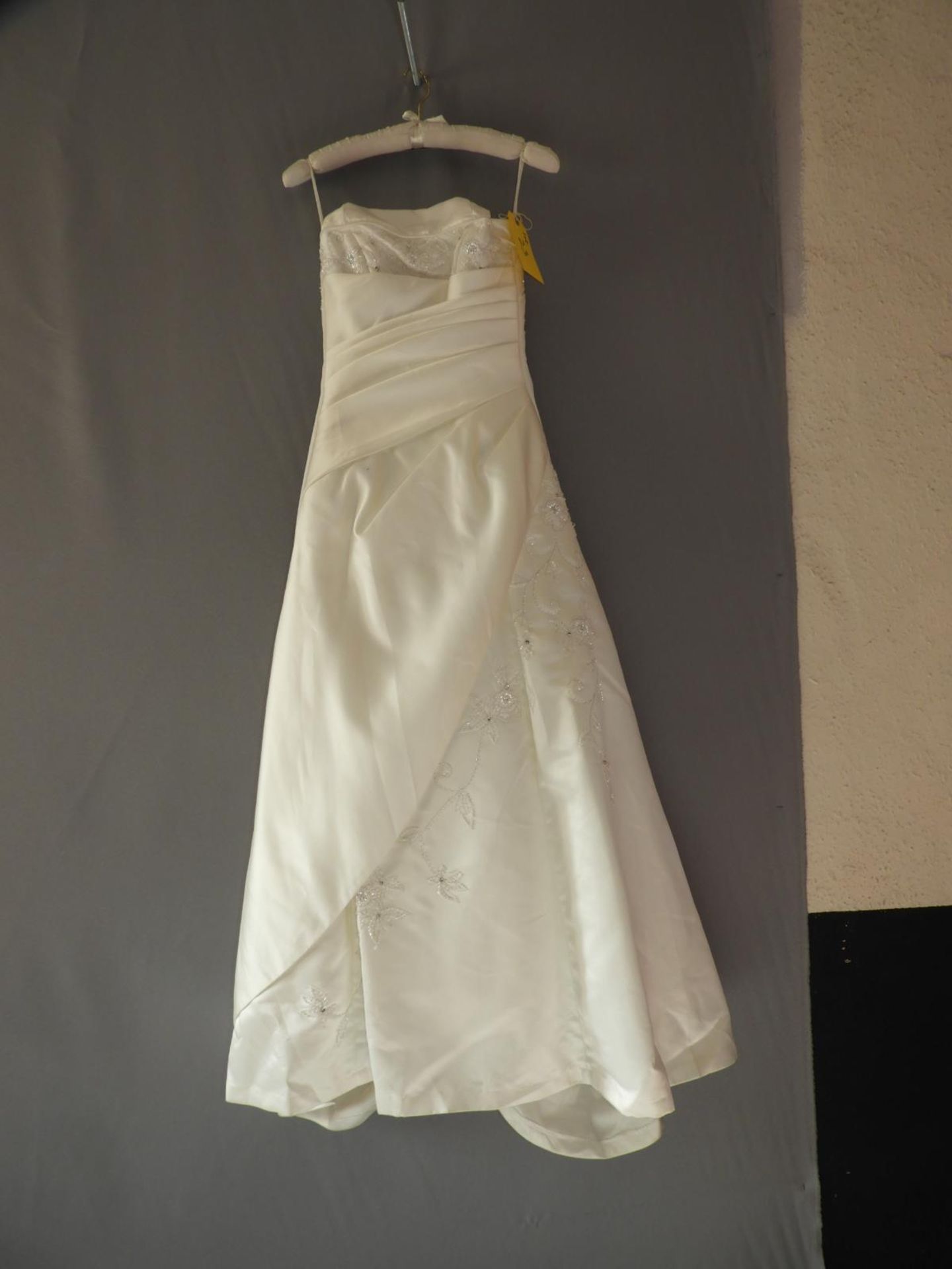 *Jade Daniels White Wedding Dress Size: 16