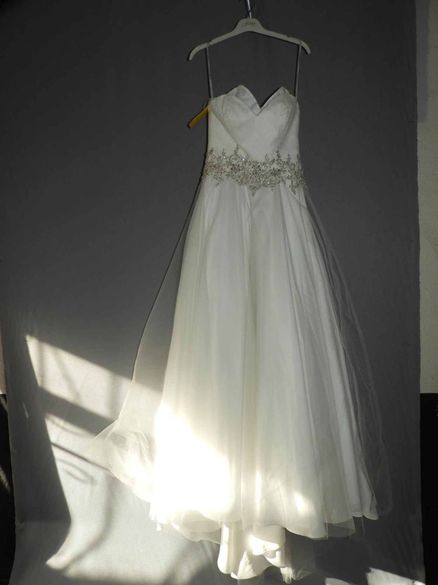 *Alfred Sung White Wedding Dress Size: 8