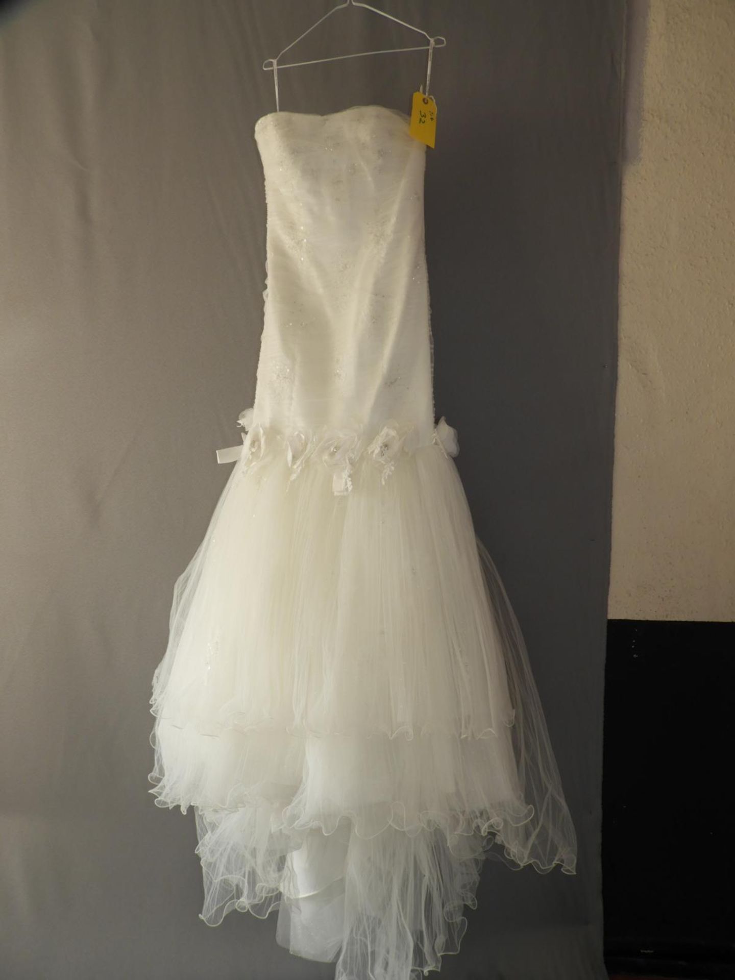 *Alfred Sung White Wedding Dress Size: 12