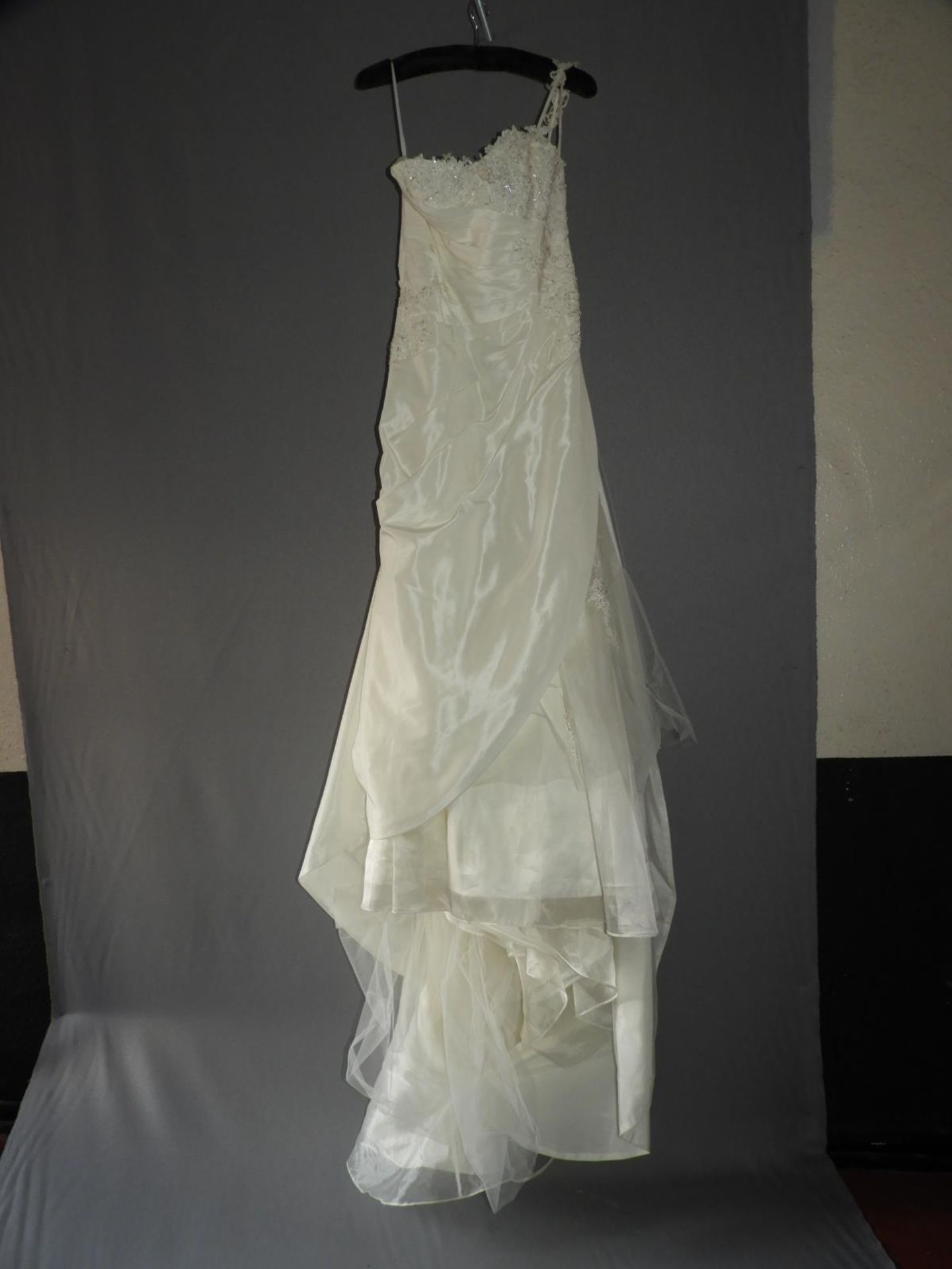 *Benjamin Robert Wedding Dress Size: 14