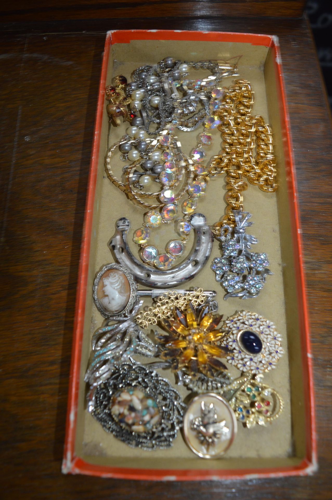 Small Tay Lot of Vintage Costume Jewellery, Brooch