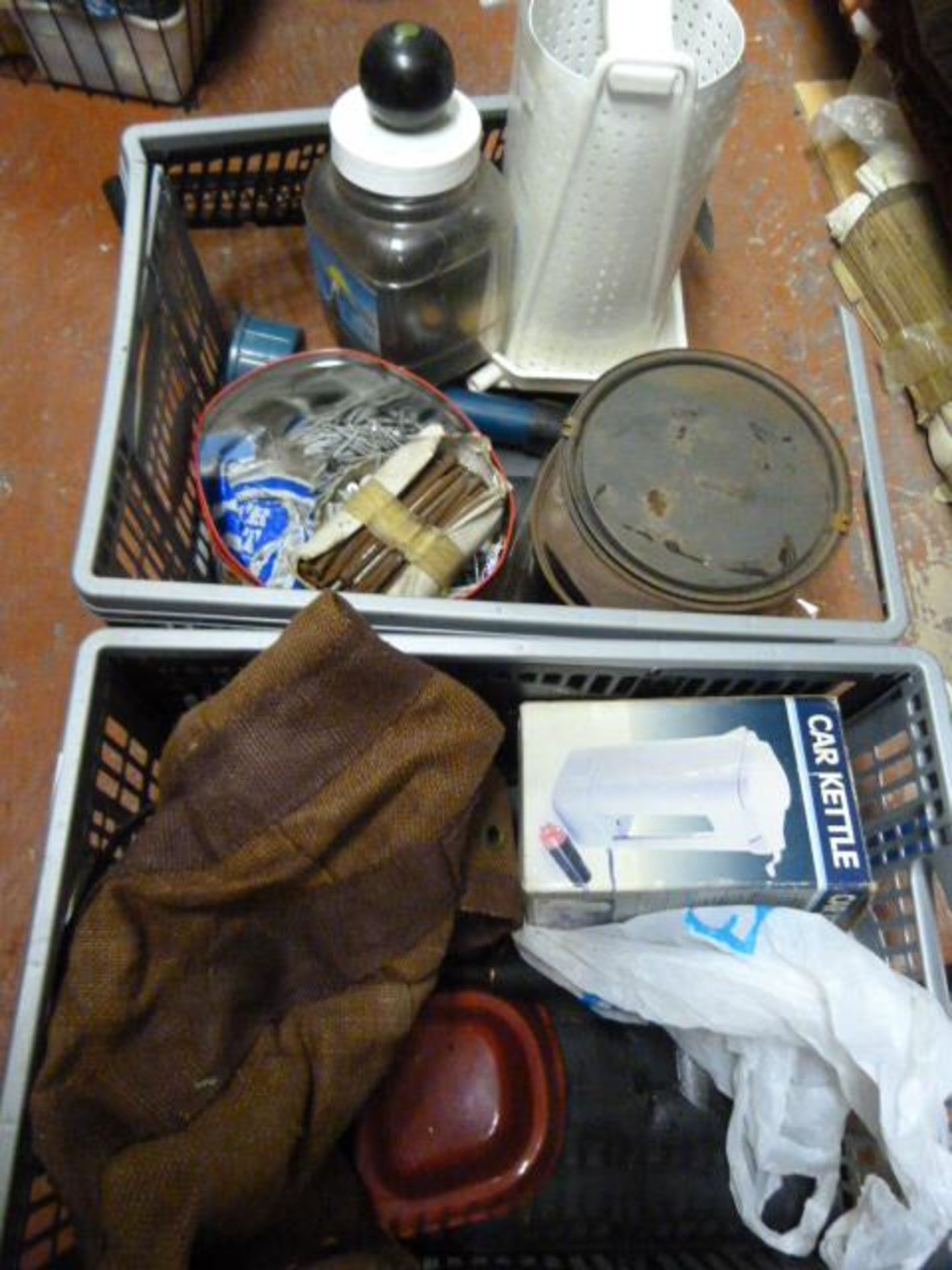 Box Including Carpet, Bowls, Kettle, Juicer, Ruber