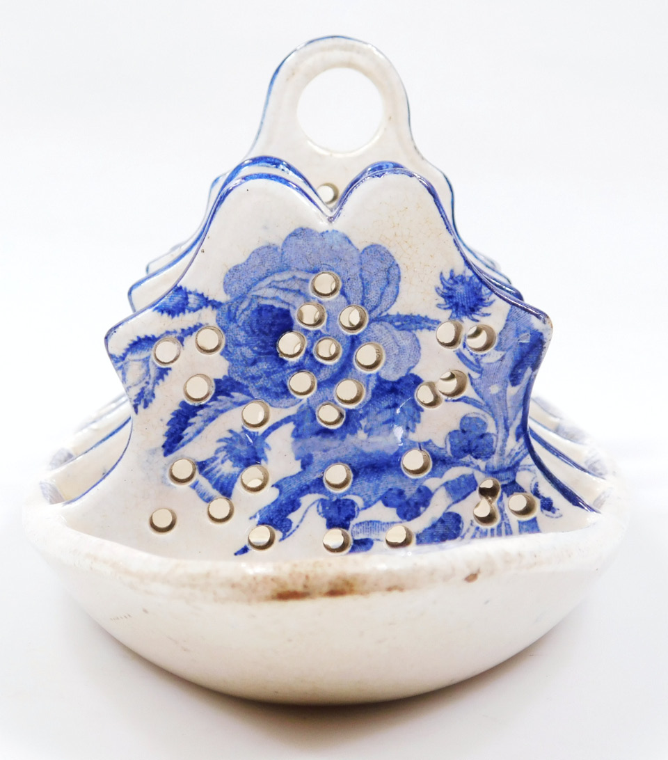 A 19thC Spode pottery blue and white toast rack, of boat shape with pierced supports, printed in - Image 2 of 5