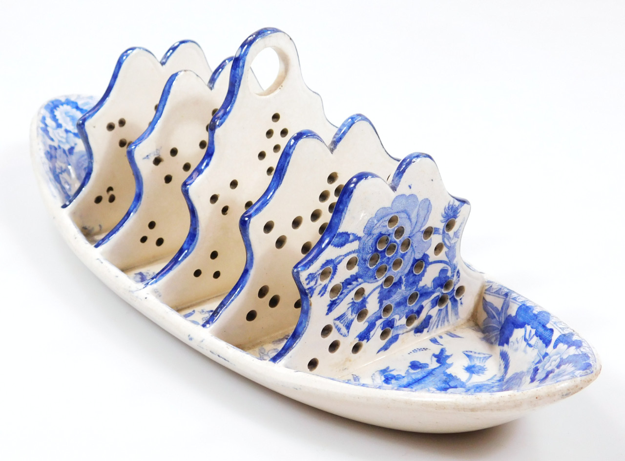 A 19thC Spode pottery blue and white toast rack, of boat shape with pierced supports, printed in - Image 3 of 5