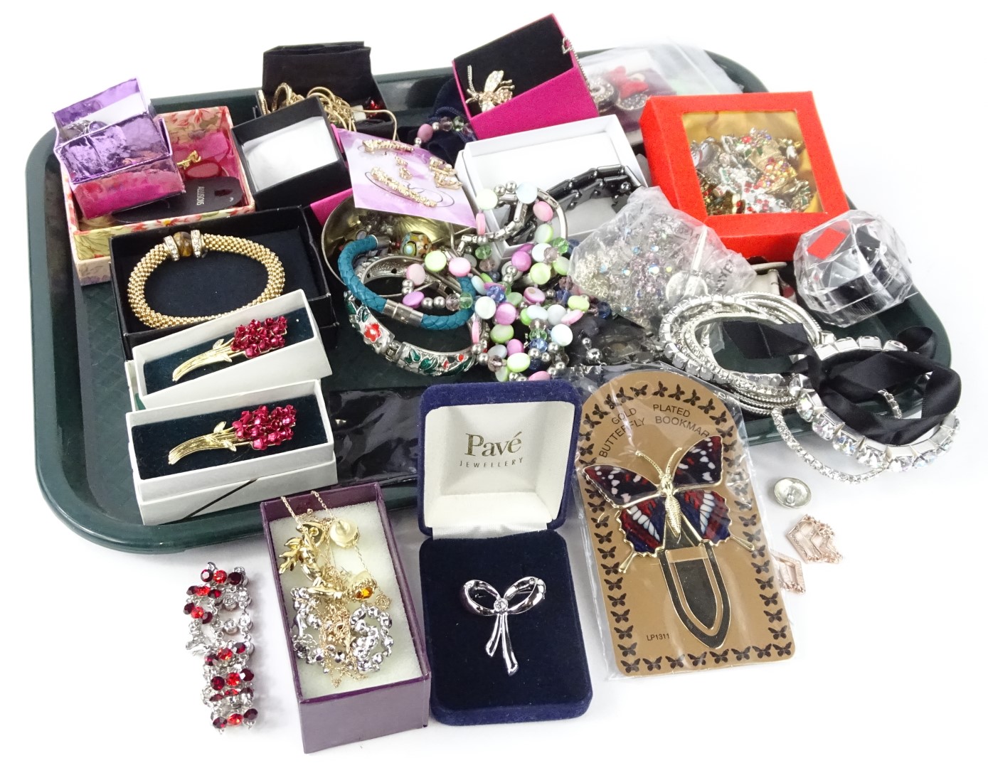 A quantity of modern collectors jewellery, to include Christmas brooches, pin badges, bracelets,