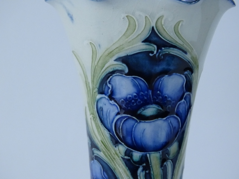 A MacIntyre & Co Moorcroft Florian ware vase, decorated with a poppy design, in blue and green, on a - Image 2 of 3