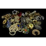 A quantity of vintage and other costume jewellery brooches, to include mainly floral design, paste